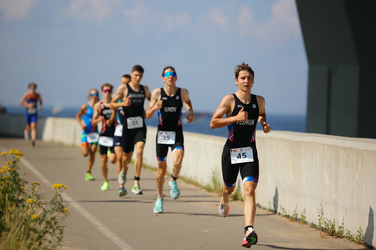 Изображение к публикации “Российским юниорам и молодёжи возвращено право выступать на международных стартах под национальным флагом”